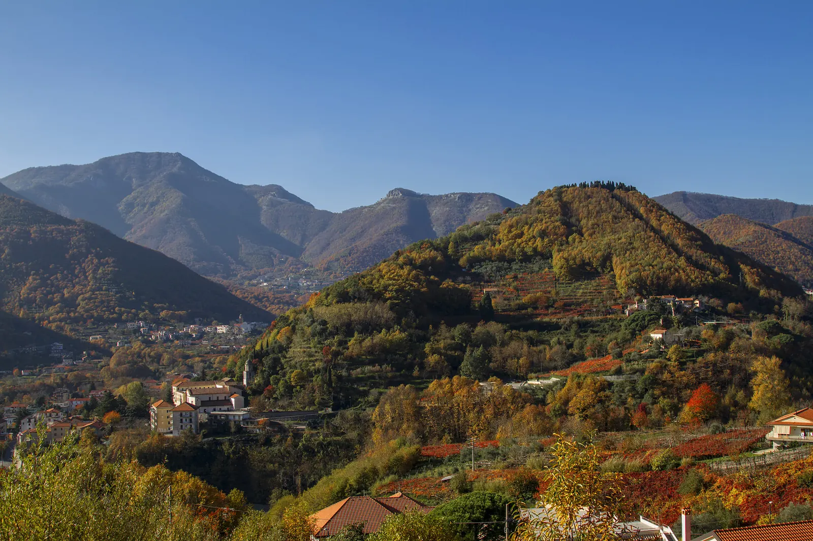 Le montagne e i borghi di Tramonti in autunno, sotto un cielo sereno